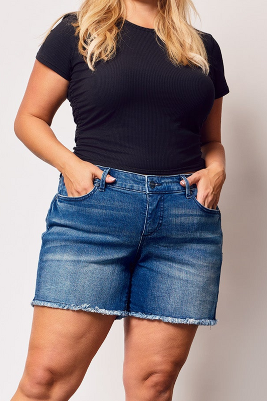 Denim shorts with frayed hem in 5.5" Inseam - Eliana